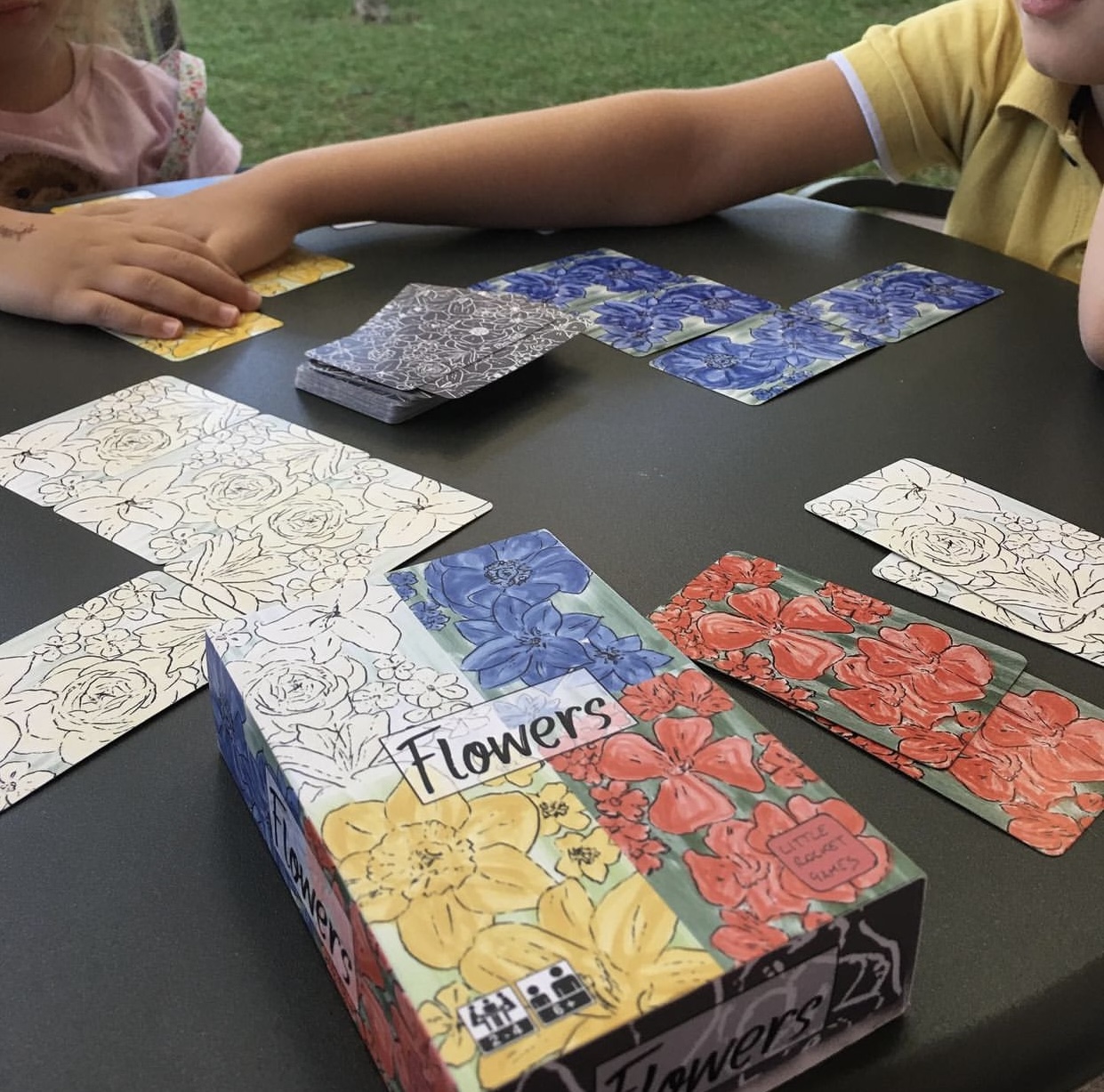 little-rocket-games-blue-collection-flowers-jeu-de-cartes-familial-2-4-joueurs image 3
