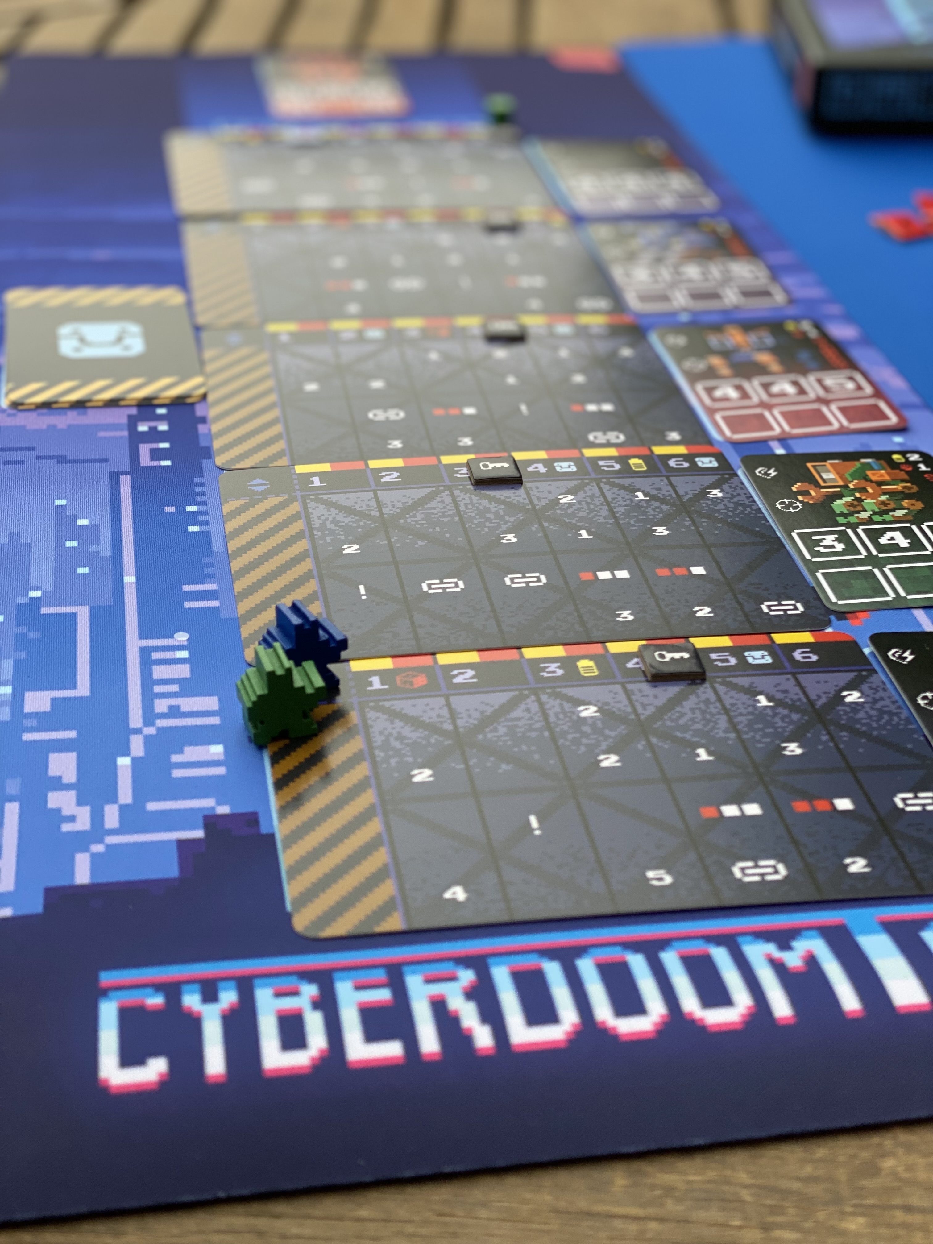 little-rocket-games-blue-collection-cyberdoom-tower-tapis-de-jeu-60x25-cm-n-opr- image 3