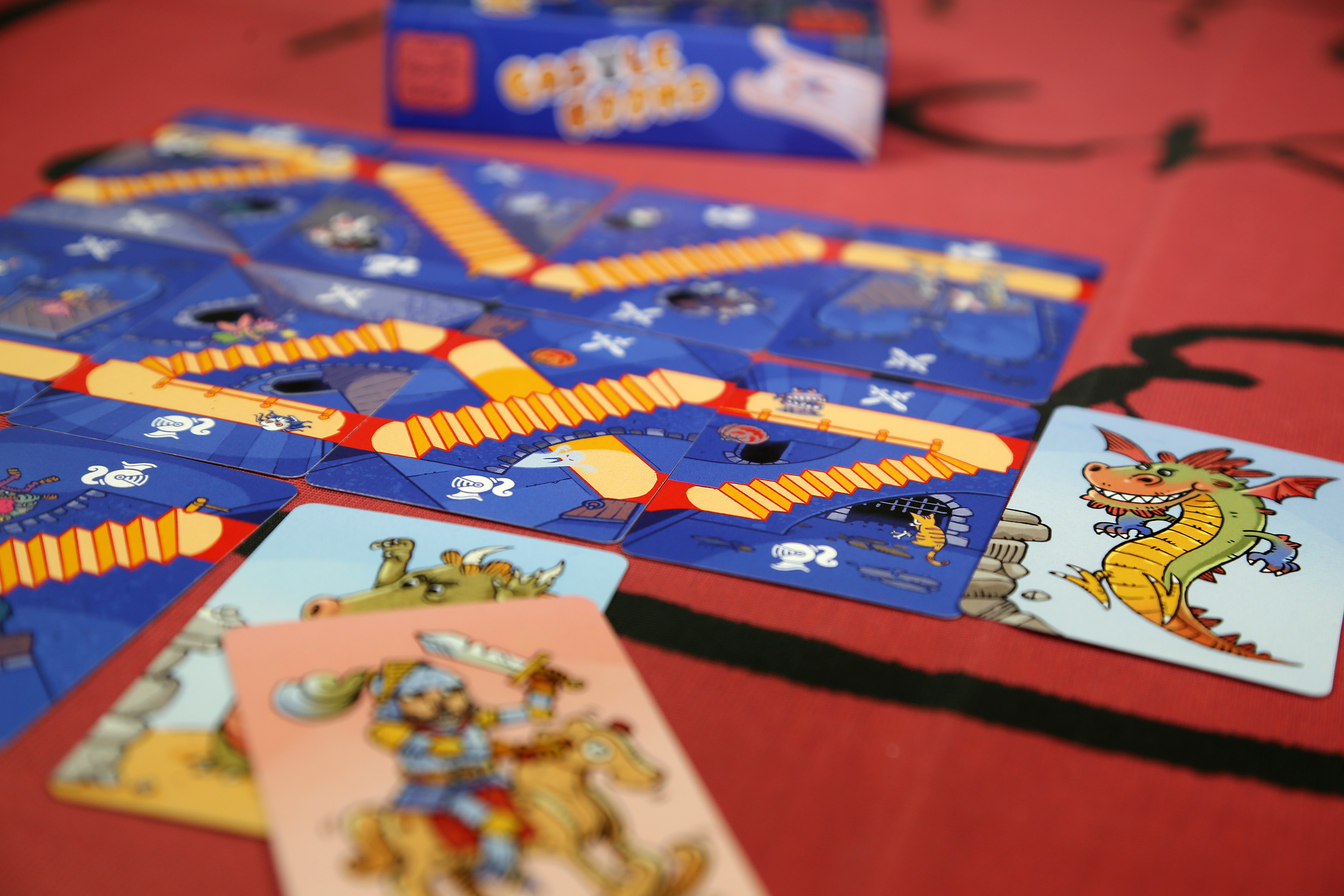 little-rocket-games-blue-collection-castle-rooms-jeu-cartes-ch-teau-2-4 image 3